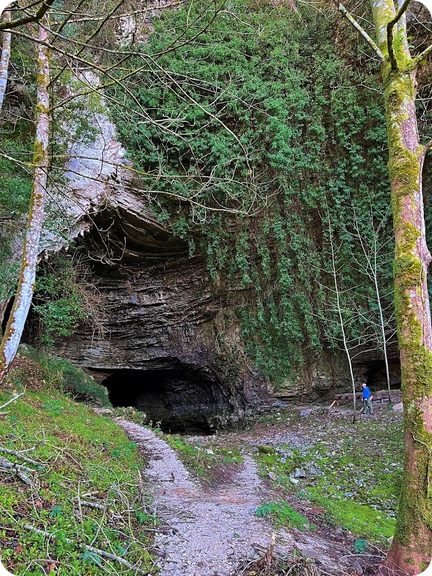 PLANES EN ASTURIAS, ACCESO A LA CUEVA DE CALDUEÑIN